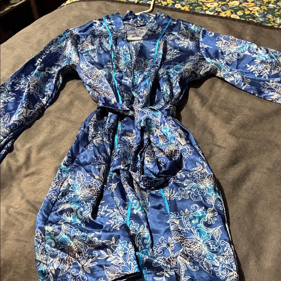 Morgan Taylor Blue Floral Robe - Picture 5 of 8